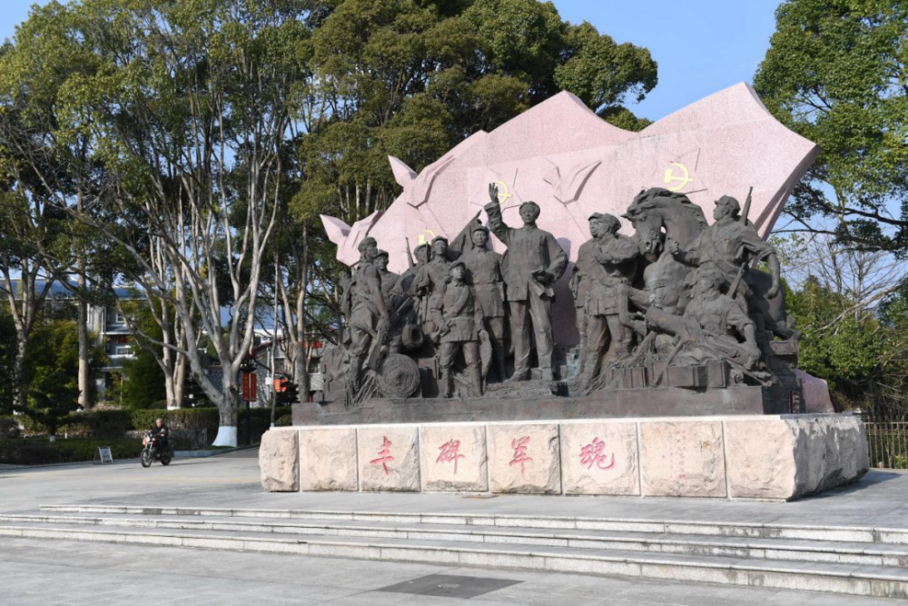 古田會議紀念館前的“豐碑軍魂”雕塑群（ 2021年1月25日攝）。新華社記者林善傳攝